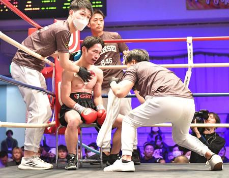 　岡森祐太にセコンドもジェスチャーでアドバイスする（撮影・持木克友）