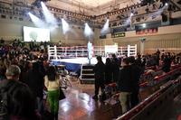 　故穴口一輝選手の為に黙祷する観客（撮影・持木克友）