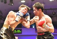 　４Ｒ、岡森祐太（右）の右フックが福嶋滉平をとらえる（撮影・持木克友）