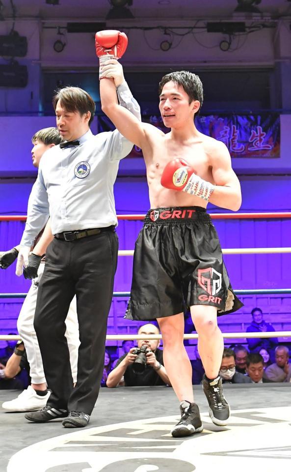 　判定で福嶋滉平を破りデビュー戦で勝利を収めた岡森祐太（撮影・持木克友）