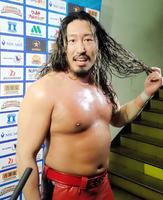 　髪切りマッチをアピールする辻陽太