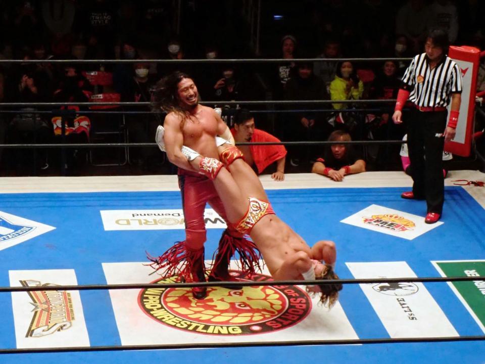 　上村優也をジャイアントスイングでブン回す辻陽太
