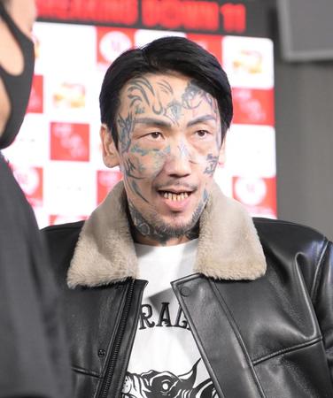 　大阪の監督を務める瓜田純士（撮影・堀内翔）