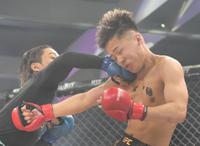 　咲人（左）からパンチを受けるレオ（１８日撮影）