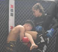 　レオ（左）に攻め込む咲人（１８日撮影）