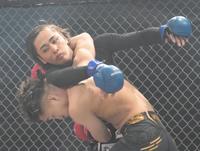 　組み合う咲人とレオ（下）＝１８日撮影