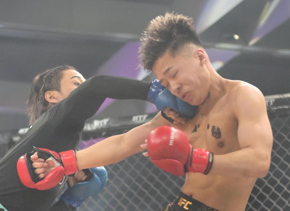 　咲人（左）からパンチを受けるレオ（１８日撮影）