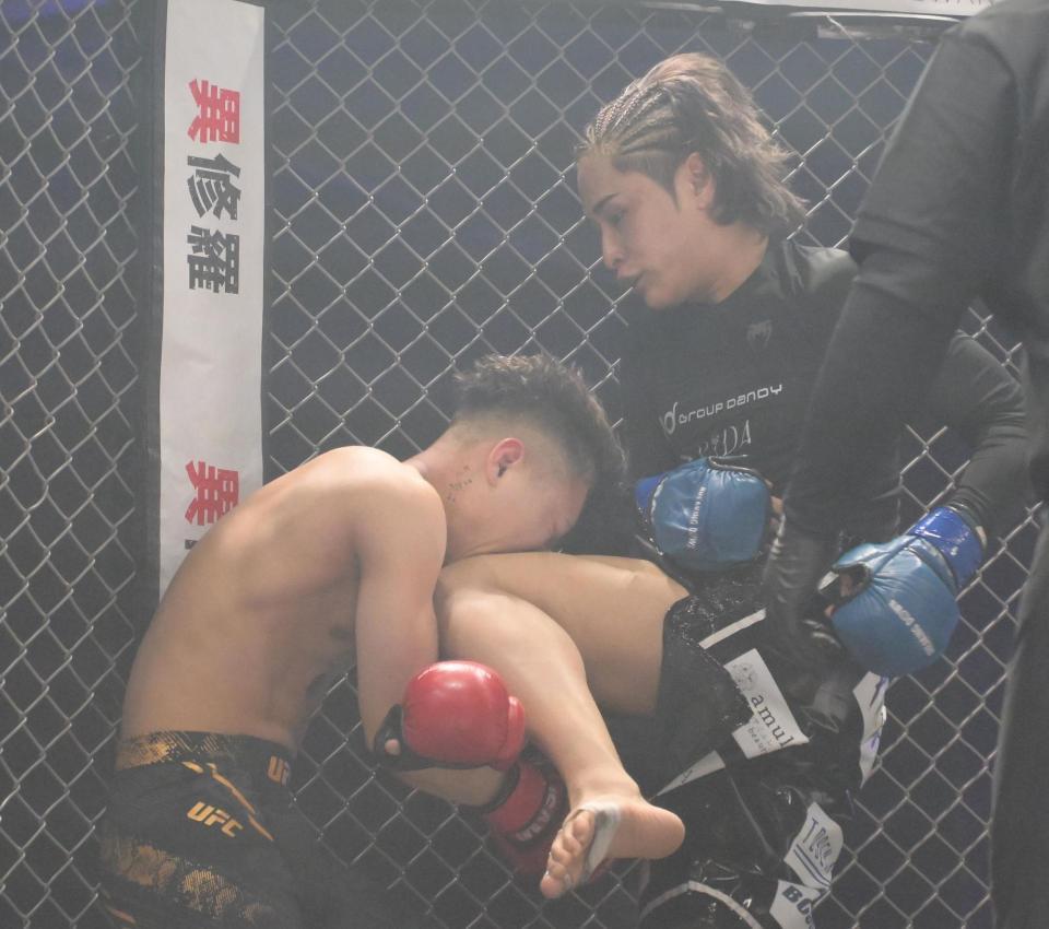 　レオ（左）に攻め込む咲人（１８日撮影）