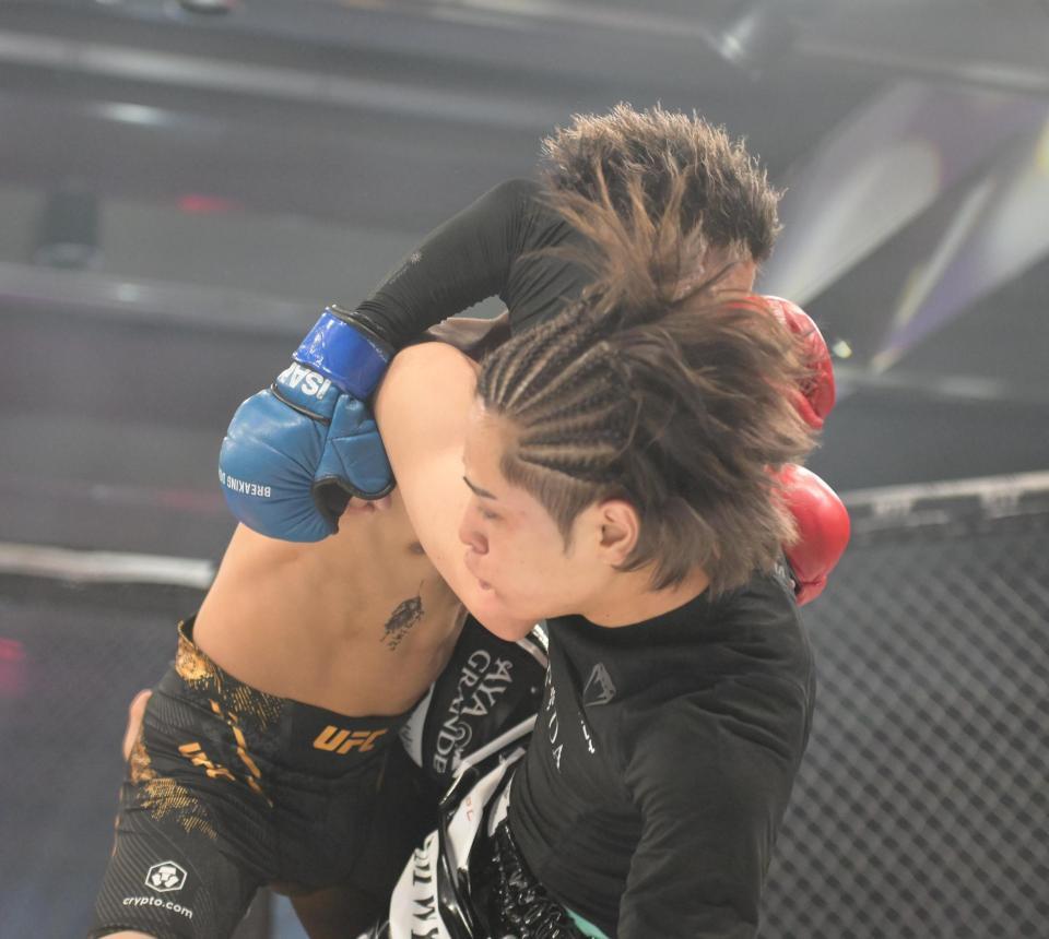 レオに倒される咲人（１８日撮影）