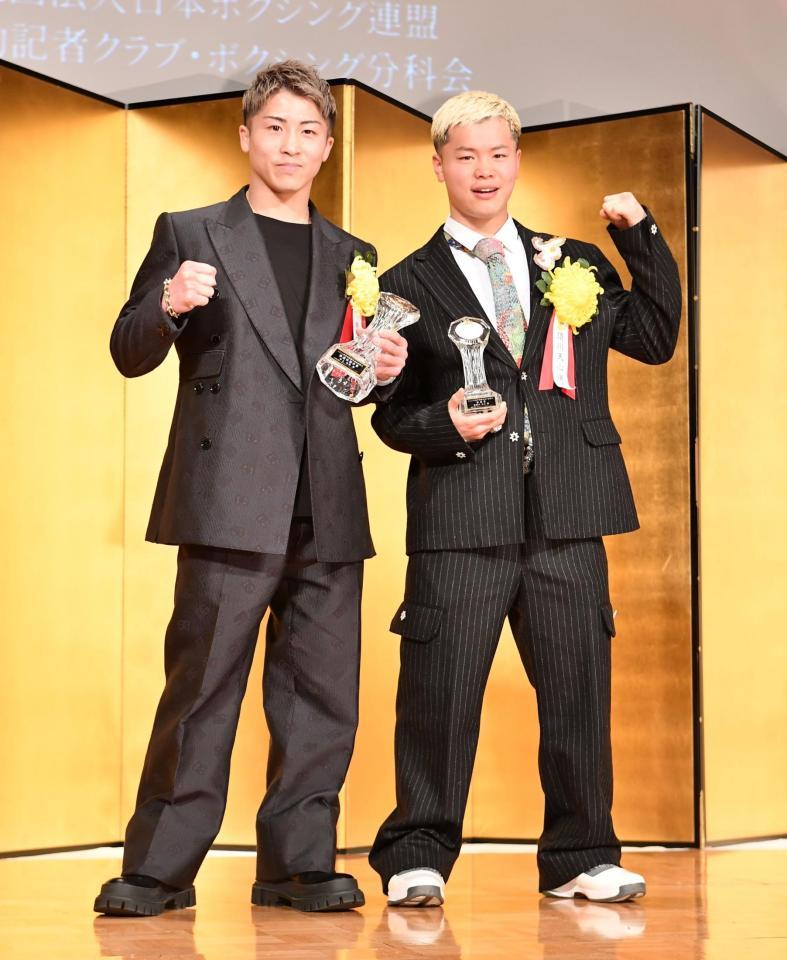 　表彰式でガッツポーズを決める最優秀選手賞を受賞した井上尚弥（左）と新鋭賞を受賞した那須川天心（撮影・開出牧）