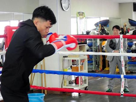 　ジェルウィン・アンカハス（左手前）の公開練習を見つめる大橋秀行・大橋ジム会長（右奥）