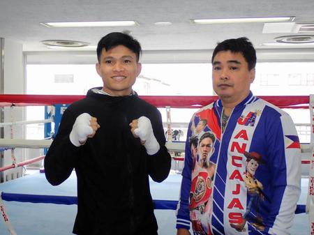 　公開練習を行ったジェルウィン・アンカハス（左）。右はトレーナーのジョベニ・ジェメネス氏