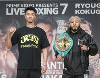 　フォトセッションでポーズを決める中谷潤人とアレハンドロ・サンティアゴ（右）＝撮影・堀内翔