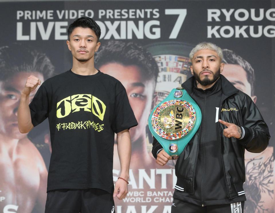 　フォトセッションでポーズを決める中谷潤人とアレハンドロ・サンティアゴ（右）＝撮影・堀内翔