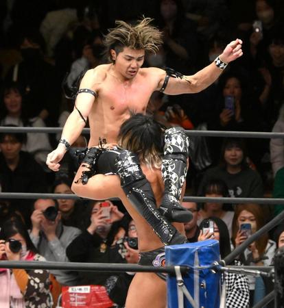 　プロレスデビュー戦でアクロバティックな動きを披露するＴＨＥ　ＲＡＭＰＡＧＥの武知海青（撮影・堀内翔）