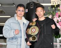 父・真吾トレーナー（左）とポーズを決めるＷＢＡ世界バンタム級王者・井上拓真＝横浜の大橋ボクシングジム（撮影・佐々木彰尚）