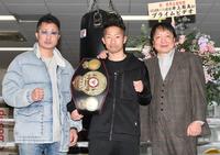 　ポーズを決める（左から）父・真吾トレーナー、ＷＢＡ世界バンタム級王者・井上拓真、大橋秀行会長（撮影・佐々木彰尚）