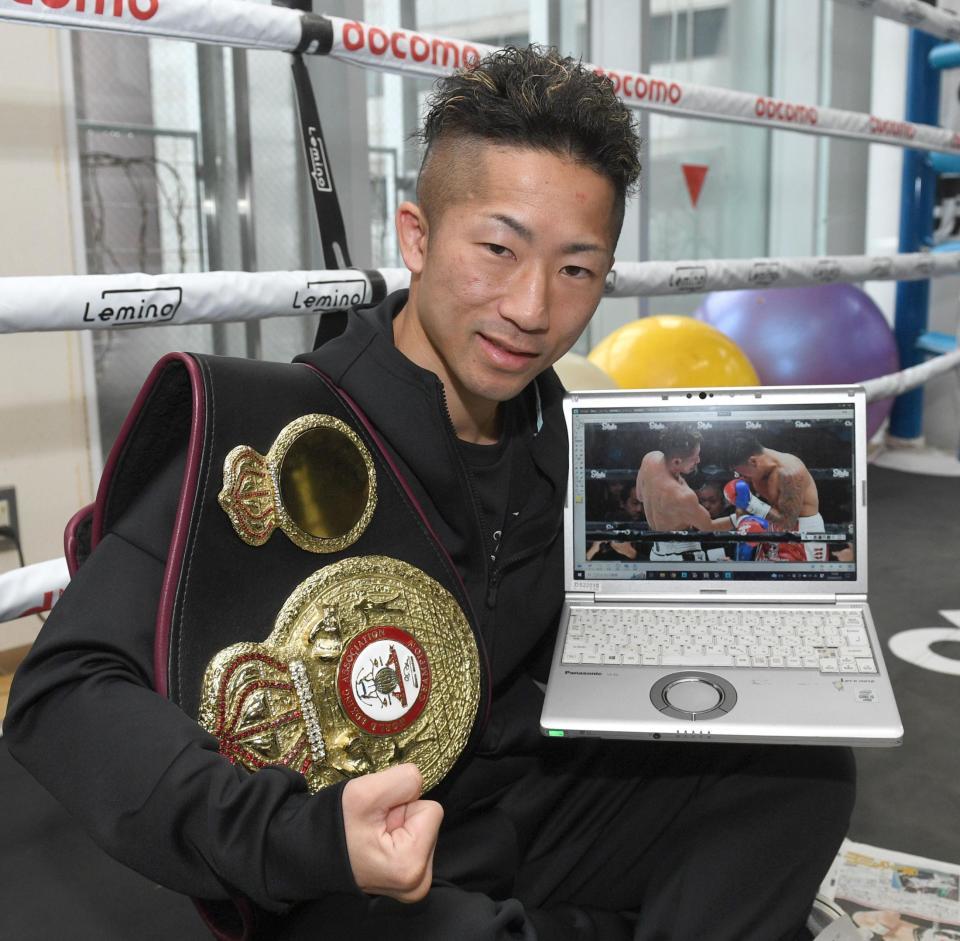 　右ボディブローのポーズを決めるＷＢＡ世界バンタム級王者・井上拓真（撮影・佐々木彰尚）