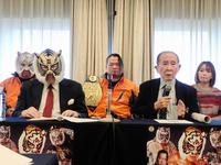 　記者会見に出席した初代タイガーマスク（前列左）と新間寿会長（同右）。（後列左から）スーパー・タイガー、間下隼人、Ｓａｒｅｅｅ