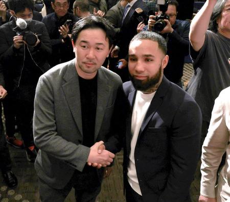 　再会し握手する山中慎介氏とルイス・ネリ（撮影・金田祐二）