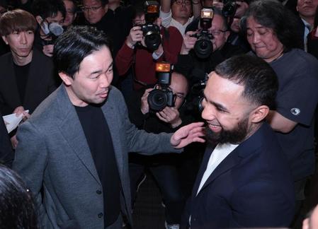 　再会し談笑する山中慎介氏とルイス・ネリ（撮影・金田祐二）