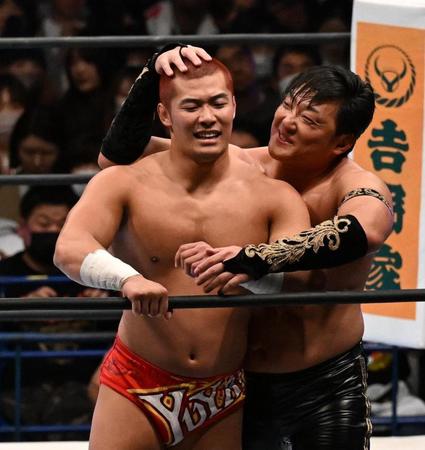 　タイチ（右）に頭を撫でられる上村優也