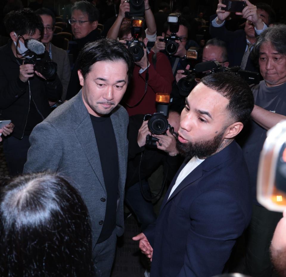 　再会し話し込む山中慎介氏とルイス・ネリ（撮影・金田祐二）