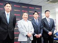 　記者会見に出席した（左から）鈴木康弘トレーナー、大橋秀行会長、坂井優太、坂井伸克氏