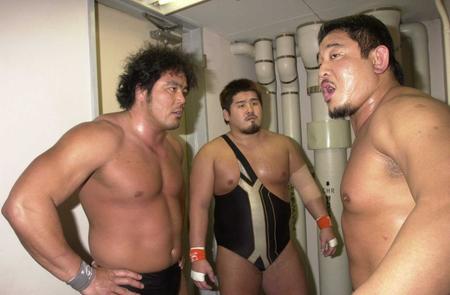 　（左から）中西学、吉江豊さん、永田裕志＝２００１年３月