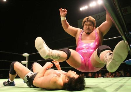 　ギロチンドロップを放つ吉江豊さん（右）＝２０１０年