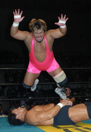 　天龍源一郎（下）にボディープレスを見舞う吉江豊さん＝２００４年８月
