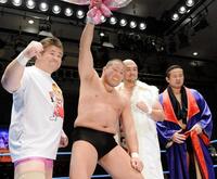 　ポーズをとる（左から）吉江豊さん、中西学、秋山準、西村修＝２０２０年２月