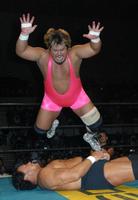 　天龍源一郎（下）にボディープレスを見舞う吉江豊さん＝２００４年８月