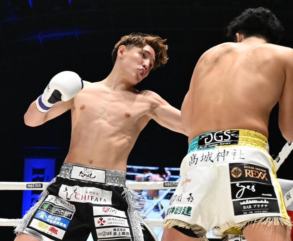 　ＫＥＮＴＡ（右）にパンチを見舞うＹＵＲＡ