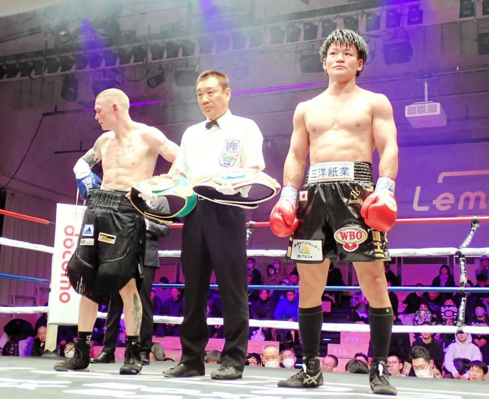 　ウェイド・ライアン（左）と引き分け、ＷＢＯ-ＡＰと東洋太平洋の王座防衛に成功した井上岳志（右）