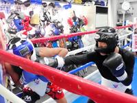 　公開練習でスパーリングを行った重岡優大（右）