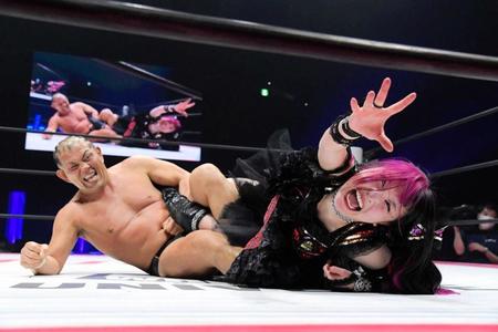 　伊藤麻希（右）をアキレス腱固めで締め上げる鈴木みのる