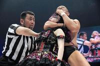 　伊藤麻希（中）をスリーパーホールドで絞め上げる鈴木みのる（右）