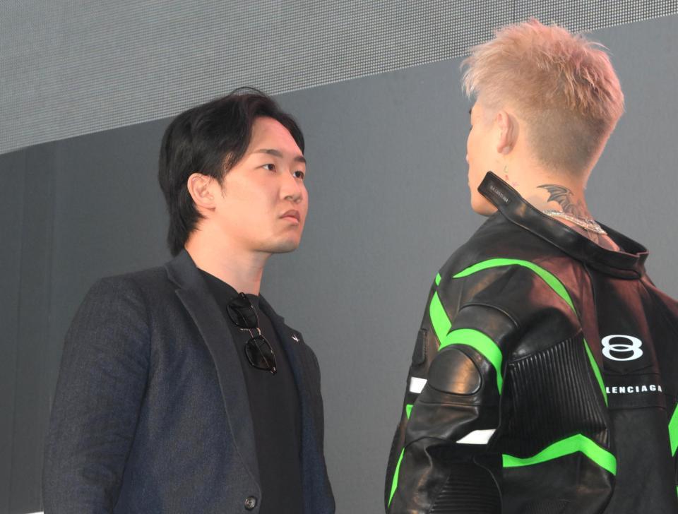 　「超ＲＩＺＩＮ．３」の会見で平本蓮（右）とにらみ合う朝倉未来＝３月１６日