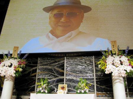 　山根明さんの遺影が置かれた祭壇