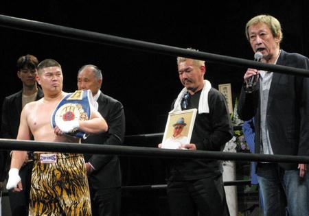 　追悼試合で勝利した高橋知哉ＷＹＢＣ会長（左端）と司会を務めた長原成樹（右端）