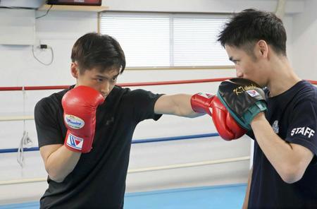 　ＩＢＦバンタム級のタイトル戦に向け、練習を公開した西田凌佑（左）