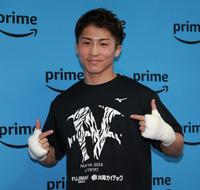 　“ホワイトタイガー”をイメージしたＴシャツをアピールする井上尚弥（撮影・金田祐二）