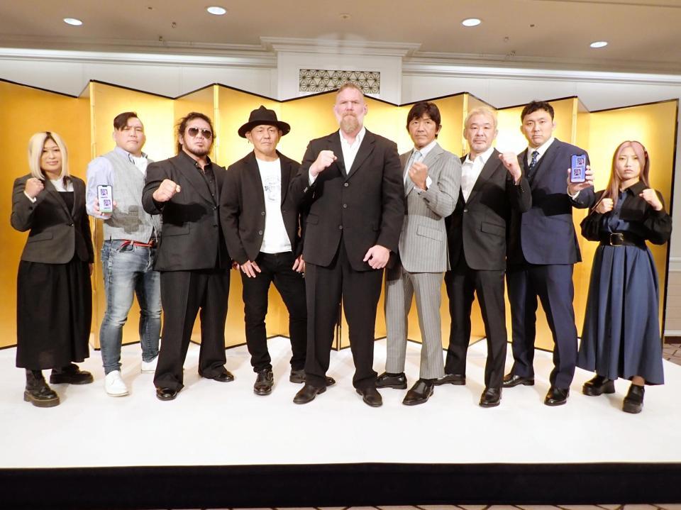 　記者会見に出席した（左から）小波、佐藤光留、関根“シュレック＂秀樹、鈴木みのる、ジョシュ・バーネット、船木誠勝、桜庭和志、鈴木秀樹、福田茉耶