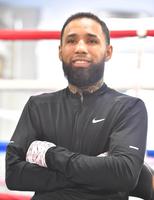 　会見で不敵な笑みを浮かべるルイス・ネリ（撮影・持木克友）