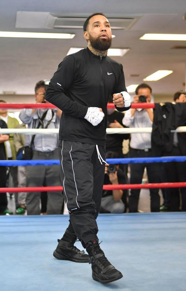 　シャドーで体を動かすルイス・ネリ（撮影・持木克友）