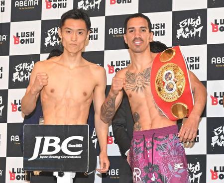 　計量を終えポーズを決める西田凌佑（左）とエマヌエル・ロドリゲス（撮影・石井剣太郎）