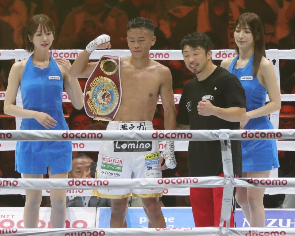 　新王者となり、八重樫東トレーナー（右から２人目）とポーズをとる武居由樹（撮影・西岡正）