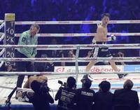 　６回、ルイス・ネリからダウンを奪い勝利した井上尚弥（右）＝６日