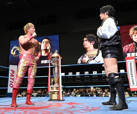　にらみ合う宮原健斗（左）と安齊勇馬
